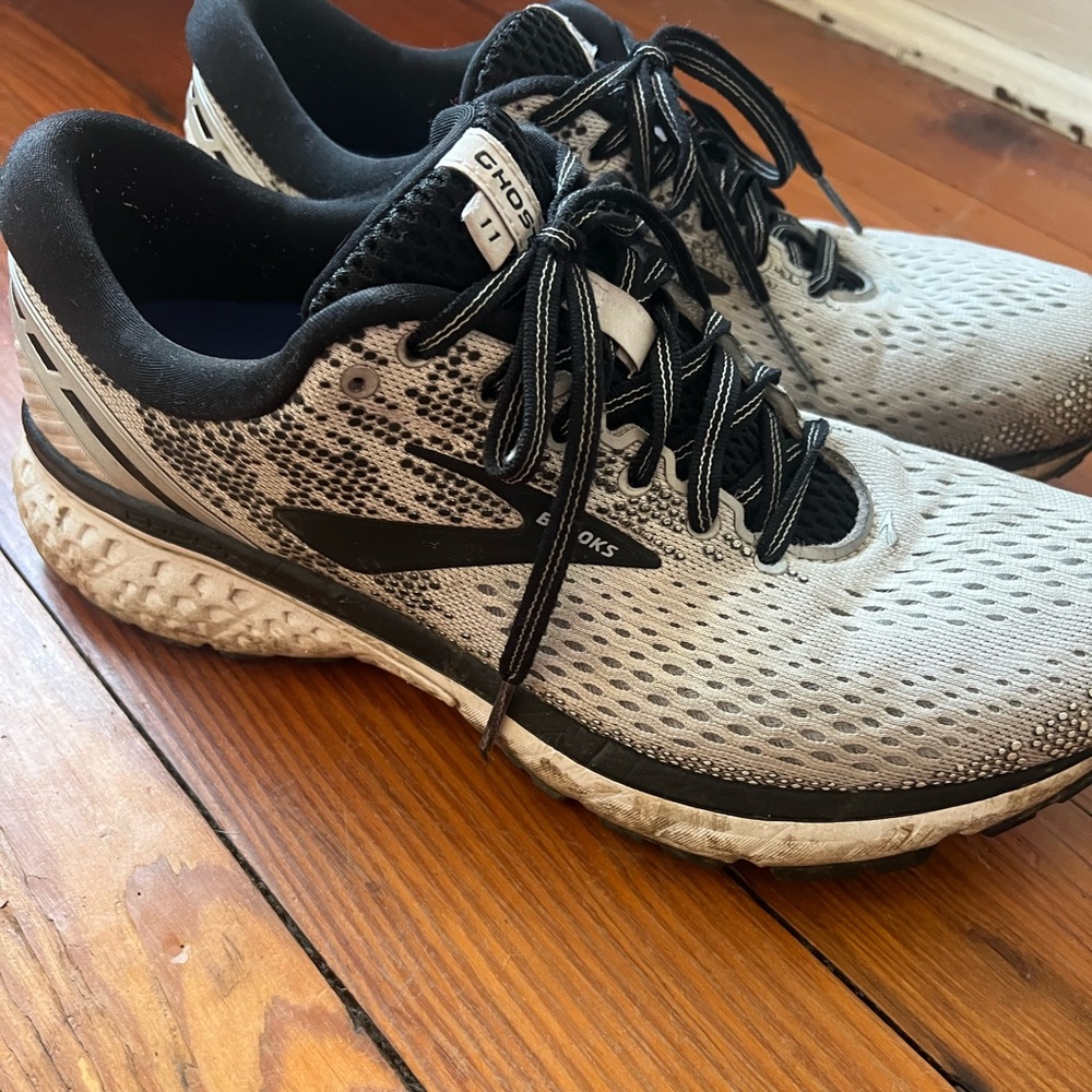 Brooks Ghost 11 running shoes US women’s size 9.5 black/white/grey